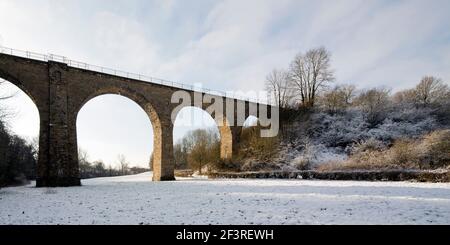Winterlandschaft mit stillgeruhter Eisenbahnbrücke der Vennbahn, bei Aachen, Nordrhein-Westfalen, Deutschland Stockfoto