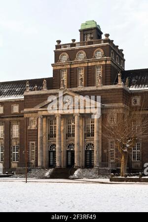 Haupteingang, mit klassischen Säulen, der Moltkeplatzschule von August Biebricher, 1912-15, im Schnee, Krefeld, Nordrhein-Westfalen, Deutschland Stockfoto