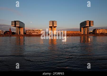 Rhein mit Panorama von kranförmigen Gebäuden am alten Hafen, Köln, Deutschland Stockfoto