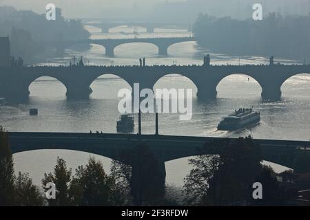 Brücken über die Moldau im Dunst von der Letna-Hochebene aus gesehen, Prag, Tschechische Republik Stockfoto