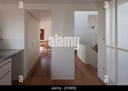 Haus in Musashiseki, Privathaus, Blick auf das Esszimmer auf der linken Seite und die Treppe auf der rechten Seite, von der Küche aus gesehen Stockfoto