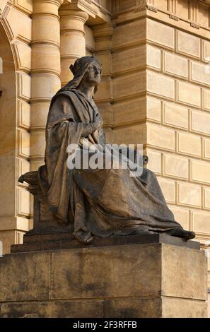 Frauenstatue vor dem Rudolphinum von Josef Zitek und Josef Schulz, 1876-84, Prag, Tschechische Republik Stockfoto