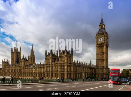 Die Houses of Parliament und ein berühmter roter kaiserlicher Bus, auf der Westminster Bridge in London, England, Vereinigtes Königreich Stockfoto