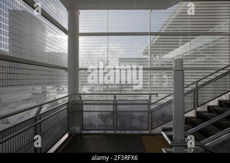 NIIGATA STATION SÜDPLATZ UND FUSSGÄNGERDECK, Bahnhofsgebäude und Bahnhofsplatz, Innenansicht der Treppe im Connector Cube. Stockfoto