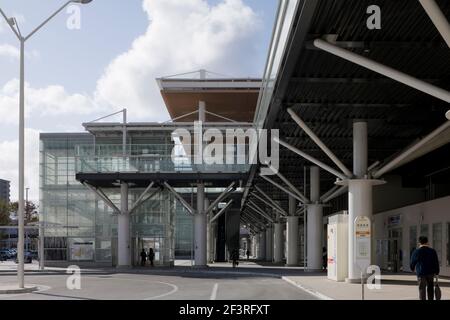 NIIGATA STATION SÜDPLATZ UND FUSSGÄNGERDECK, Bahnhofsgebäude und Bahnhofsplatz, Blick auf den Busliegeplatz in Richtung Westen. Stockfoto