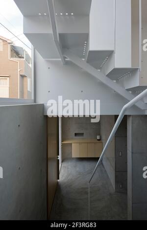 HAUS IN HATSUKAICHI, Privathaus, Blick auf das Foyer des Haupteingangs über den Keller, vom 1st. Stock aus gesehen Stockfoto