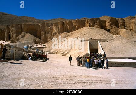 Luxor Ägypten Tal der Könige Besucher vor dem Eingang zu Grab Stockfoto