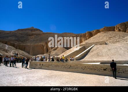 Luxor Ägypten Tal der Könige Besucher am Eingang von Ein Grab Stockfoto