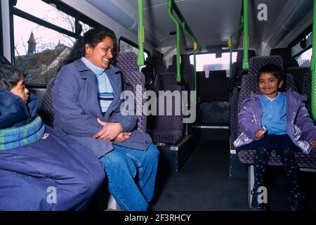 Mutter und Kinder unterwegs in einem City Bus England Stockfoto