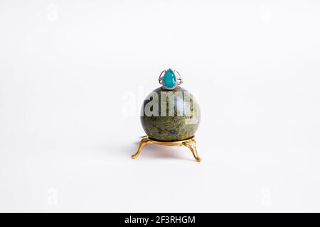 Goldring mit einem großen grünen Smaragd. Schmuck. Stockfoto