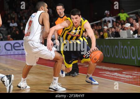 BASKETBALL - EUROLEAGUE 2010/2011 - CHOLET BASKET V FENERBAHCE ULKER - CHOLET (FRA) - 17/11/2010 - FOTO : PASCAL ALLEE / HOT SPORTS / DPPI - 55 EMIR PRELDZIC (ULK) Stockfoto