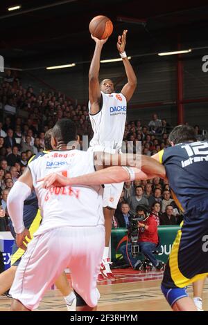 BASKETBALL - EUROLEAGUE 2010/2011 - CHOLET BASKET V FENERBAHCE ULKER - CHOLET (FRA) - 17/11/2010 - FOTO : PASCAL ALLEE / HOT SPORTS / DPPI - 6 ANTYWANE ROBINSON (CHO) Stockfoto