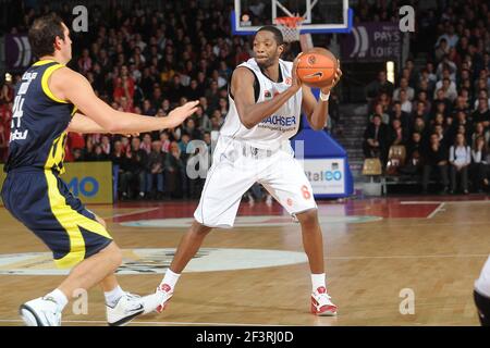 BASKETBALL - EUROLEAGUE 2010/2011 - CHOLET BASKET V FENERBAHCE ULKER - CHOLET (FRA) - 17/11/2010 - FOTO : PASCAL ALLEE / HOT SPORTS / DPPI - 6 ANTYWANE ROBINSON (CHO) Stockfoto