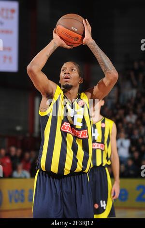 BASKETBALL - EUROLEAGUE 2010/2011 - CHOLET BASKET V FENERBAHCE ULKER - CHOLET (FRA) - 17/11/2010 - FOTO : PASCAL ALLEE / HOT SPORTS / DPPI - 22 TARENCE KINSEY (ULK) Stockfoto