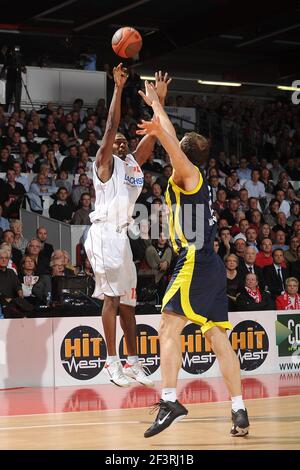 BASKETBALL - EUROLEAGUE 2010/2011 - CHOLET BASKET V FENERBAHCE ULKER - CHOLET (FRA) - 17/11/2010 - FOTO : PASCAL ALLEE / HOT SPORTS / DPPI - 12 CHRISTOPHE LEONARD (CHO) Stockfoto