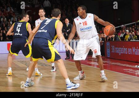 BASKETBALL - EUROLEAGUE 2010/2011 - CHOLET BASKET V FENERBAHCE ULKER - CHOLET (FRA) - 17/11/2010 - FOTO : PASCAL ALLEE / HOT SPORTS / DPPI - 16 NELSON DEMARCUS (CHO) Stockfoto