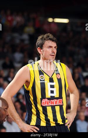 BASKETBALL - EUROLEAGUE 2010/2011 - CHOLET BASKET V FENERBAHCE ULKER - CHOLET (FRA) - 17/11/2010 - FOTO : PASCAL ALLEE / HOT SPORTS / DPPI - 6 MIRSAD TURKCAN (ULK) Stockfoto