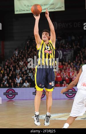 BASKETBALL - EUROLEAGUE 2010/2011 - CHOLET BASKET V FENERBAHCE ULKER - CHOLET (FRA) - 17/11/2010 - FOTO : PASCAL ALLEE / HOT SPORTS / DPPI - 6 MIRSAD TURKCAN (ULK) Stockfoto