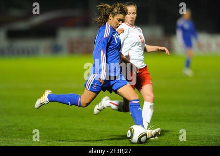 FUSSBALL - FREUNDSCHAFTSSPIEL - FRAUEN - FRANKREICH GEGEN POLEN - 19/11/2010 - FOTO PASCAL ALLEE / DPPI - LOUISA NECAB (FRANKREICH) / AGATA TARCZYNSKA (POLEN) Stockfoto