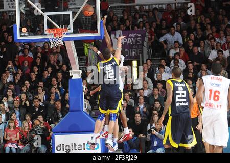 BASKETBALL - EUROLEAGUE 2010/2011 - CHOLET BASKET V FENERBAHCE ULKER - CHOLET (FRA) - 17/11/2010 - FOTO : PASCAL ALLEE / HOT SPORTS / DPPI - GESAMTANSICHT Stockfoto