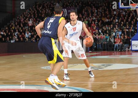 BASKETBALL - EUROLEAGUE 2010/2011 - CHOLET BASKET V FENERBAHCE ULKER - CHOLET (FRA) - 17/11/2010 - FOTO : PASCAL ALLEE / HOT SPORTS / DPPI - 15 VULE AVDALOVIC (CHO) Stockfoto