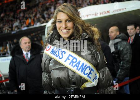 FUSSBALL - FRANZÖSISCHE MEISTERSCHAFT 2010/2011 - L1 - STADE BRESTOIS V OLYMPIQUE MARSEILLE - 22/12/2010 - FOTO PASCAL ALLEE / DPPI - LAURY THILLEMAN MISS FRANCE 2011 Stockfoto