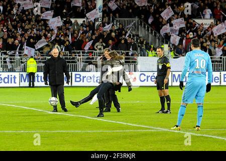 FUSSBALL - FRANZÖSISCHE MEISTERSCHAFT 2010/2011 - L1 - STADE BRESTOIS V OLYMPIQUE MARSEILLE - 22/12/2010 - FOTO PASCAL ALLEE / DPPI - LAURY THILLEMAN MISS FRANCE 2011 GIBT EINEN KICK AUS Stockfoto