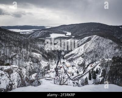 Zauberhafter Blick auf die verschneiten Hügel im Winter, wenn alles mit reinem Weiß bedeckt ist und das Wetter bald wieder schneit. Stockfoto