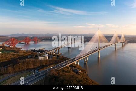 North Queensferry, Schottland, Großbritannien. 17. März 2021. Blick auf die drei langen Spannbrücken, die den Firth of Forth überqueren, die in spätnachmittäglicher Sonne bei North Queensferry gebadet wurden. Die meisten Schottlands genossen heute warme Temperaturen und Sonnenschein. Abb. Blick auf die drei Brücken, die River Forth überspannen, mit Queensferry Crossing auf der rechten Seite. Iain Masterton/Alamy Live News Stockfoto