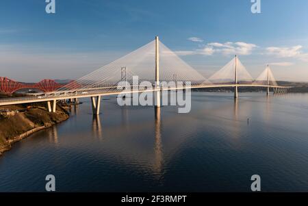 North Queensferry, Schottland, Großbritannien. 17. März 2021. Blick auf die drei langen Spannbrücken, die den Firth of Forth überqueren, die in spätnachmittäglicher Sonne bei North Queensferry gebadet wurden. Die meisten Schottlands genossen heute warme Temperaturen und Sonnenschein. Abb. Blick auf die drei Brücken, die den Iver Forth mit Queensferry Crossing auf der Vorderseite überspannen. Iain Masterton/Alamy Live News Stockfoto