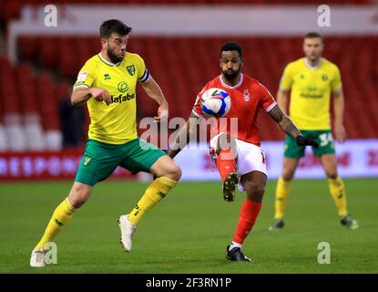 Grant Hanley von Norwich City (links) und Cafu von Nottingham Forest kämpfen während des Sky Bet Championship-Spiels auf dem City Ground in Nottingham um den Ball. Bilddatum: Mittwoch, 17. März 2021. Stockfoto