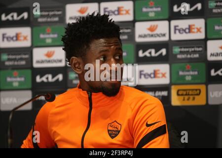 Kiew, Ukraine. März 2021, 17th. Kiew, UKRAINE - 17. MÄRZ 2021 - Mittelfeldspieler von A. S. Roma Amadou Diawara wird während der Pressekonferenz im Vorfeld der UEFA Europa League Runde von 16 2nd Leg Spiel gegen FC Shakhtar Donetsk im NSC Olimpiyskyi, Kiew, Hauptstadt der Ukraine Bild: Ukrinform/Alamy Live News Stockfoto