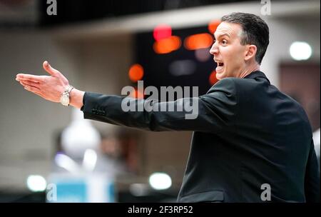 Hamburg, Deutschland. März 2021, 17th. Basketball: Bundesliga, Hamburg Towers - Löwen Braunschweig, Main Round, Matchday 15. Braunschweiger Coach Pete Strobl coacht sein Team. Quelle: Axel Heimken/dpa/Alamy Live News Stockfoto