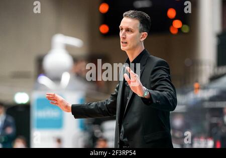 Hamburg, Deutschland. März 2021, 17th. Basketball: Bundesliga, Hamburg Towers - Löwen Braunschweig, Main Round, Matchday 15. Braunschweiger Coach Pete Strobl coacht sein Team. Quelle: Axel Heimken/dpa/Alamy Live News Stockfoto