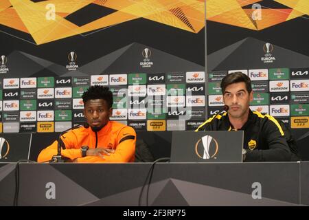 Kiew, Ukraine. März 2021, 17th. Kiew, UKRAINE - MÄRZ 17, 2021 - Haupttrainer von A. S. Roma Paulo Fonseca (R) und Mittelfeldspieler des italienischen Fußballvereins Amadou Diawara werden vor der Pressekonferenz im Vorfeld der UEFA Europa League Runde des 16 2nd-Bein-Spiels gegen FC Shakhtar Donetsk im NSC Olimpiyskyi, Kiew, Hauptstadt der Ukraine Kredit: Ukrinform/Alamy Live Nachrichten Stockfoto