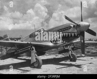 Raketeninstallation auf EINER nordamerikanischen P-51 der 14th Air Force in China. 17. Juli 1944 Stockfoto