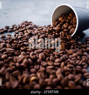 Kaffeebohnen in einer Papiertasse. Stockfoto