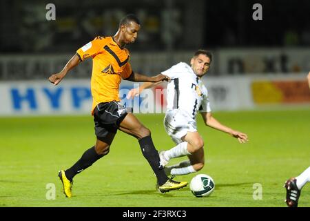 FUSSBALL - FRANZÖSISCHE MEISTERSCHAFT 2011/2012 - SCO ANGERS GEGEN STADE DE REIMS - 26/08/2011 - FOTO PASCAL ALLEE / DPPI - ODAIR FORTES (REIMS) / OLIVIER AURIAC (SCO) Stockfoto