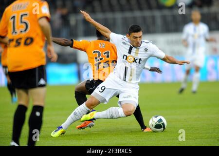 FUSSBALL - FRANZÖSISCHE MEISTERSCHAFT 2011/2012 - SCO ANGERS GEGEN STADE DE REIMS - 26/08/2011 - FOTO PASCAL ALLEE / DPPI - CLAUDIU ANDREI KESERU (SCO) / BOCUNDJI CA (REIMS) Stockfoto