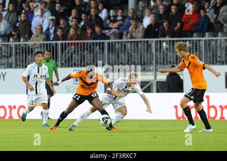 FUSSBALL - FRANZÖSISCHE MEISTERSCHAFT 2011/2012 - SCO ANGERS GEGEN STADE DE REIMS - 26/08/2011 - FOTO PASCAL ALLEE / DPPI - BOCUNDJI CA (REIMS) / DAVID DE FREITAS (SCO) Stockfoto