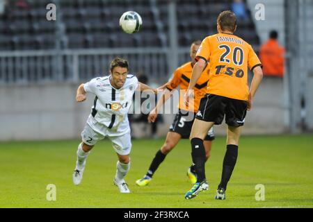 FUSSBALL - FRANZÖSISCHE MEISTERSCHAFT 2011/2012 - SCO ANGERS GEGEN STADE DE REIMS - 26/08/2011 - FOTO PASCAL ALLEE / DPPI - YVES DEROFF (SCO) / KAMEL CHILAS (REIMS) Stockfoto