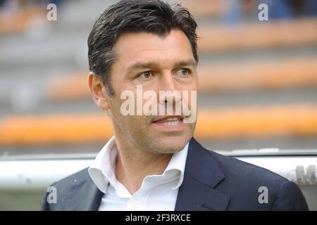 FUSSBALL - FRANZÖSISCHE MEISTERSCHAFT 2011/2012 - SCO ANGERS GEGEN STADE DE REIMS - 26/08/2011 - FOTO PASCAL ALLEE / DPPI - HUBERT FOURNIER DER CHEFTRAINER VON REIMS Stockfoto