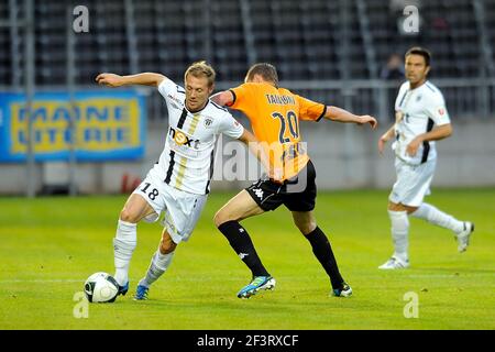 FUSSBALL - FRANZÖSISCHE MEISTERSCHAFT 2011/2012 - SCO ANGERS GEGEN STADE DE REIMS - 26/08/2011 - FOTO PASCAL ALLEE / DPPI - DAVID DE FREITAS (SCO) / CLEMENT TAINMONT (REIMS) Stockfoto