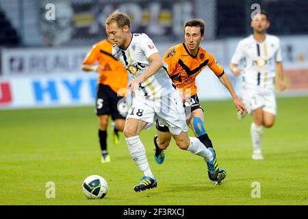 FUSSBALL - FRANZÖSISCHE MEISTERSCHAFT 2011/2012 - SCO ANGERS GEGEN STADE DE REIMS - 26/08/2011 - FOTO PASCAL ALLEE / DPPI - DAVID DE FREITAS (SCO) / ROMAIN AMALFITANO (REIMS) Stockfoto