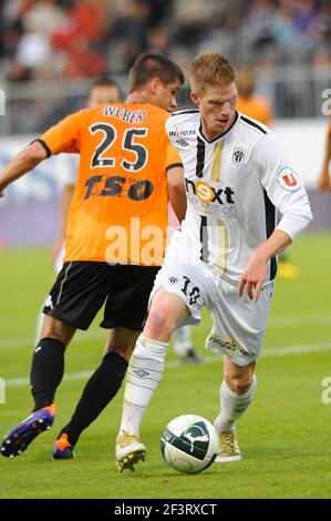 FUSSBALL - FRANZÖSISCHE MEISTERSCHAFT 2011/2012 - SCO ANGERS GEGEN STADE DE REIMS - 26/08/2011 - FOTO PASCAL ALLEE / DPPI - GAETAN CHARBONNIER (SCO) / ANTHONY WEBER (REIMS) Stockfoto