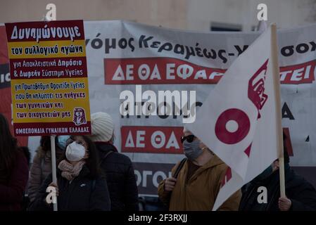 Athen, Griechenland. März 2021, 17th. Demonstranten halten Transparente und rufen Slogans gegen die Regierung. Tausende, darunter Ärztegewerkschaften, versammelten sich vor dem parlament, um gegen den Umgang der Regierung mit der Pandemie von Covid19 und ihre ununterbroche Unterdrückung zu protestieren, nachdem die Polizei kürzlich misshandelt und gefoltert wurde. Quelle: Nikolas Georgiou/ZUMA Wire/Alamy Live News Stockfoto