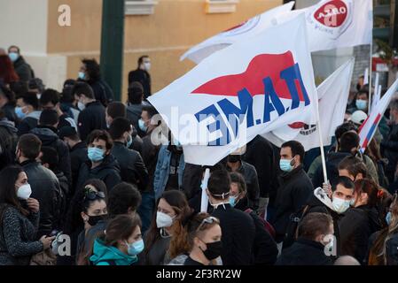 Athen, Griechenland. März 2021, 17th. Demonstranten halten Transparente und rufen Slogans gegen die Regierung. Tausende, darunter Ärztegewerkschaften, versammelten sich vor dem parlament, um gegen den Umgang der Regierung mit der Pandemie von Covid19 und ihre ununterbroche Unterdrückung zu protestieren, nachdem die Polizei kürzlich misshandelt und gefoltert wurde. Quelle: Nikolas Georgiou/ZUMA Wire/Alamy Live News Stockfoto