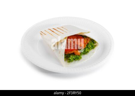 Shawarma Sandwich auf Papier Platte isoliert auf weißem Hintergrund. Gyro frisches Brötchen mit Pita mit gegrilltem Chicke, Salat, Speck, Tomaten, Saucen, ch Stockfoto