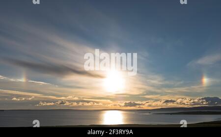 dh Sun Dog SUNDOGS UK Mock Sun dogs Kristall Halo Im Himmel atmosphärische Parhelion Wetter Eiskristalle sundg Zustand Großbritannien Countryside Orkney Stockfoto