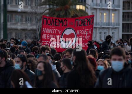 Athen, Griechenland. März 2021, 17th. Demonstranten halten Transparente und rufen Slogans gegen die Regierung. Tausende, darunter Ärztegewerkschaften, versammelten sich vor dem parlament, um gegen den Umgang der Regierung mit der Pandemie von Covid19 und ihre ununterbroche Unterdrückung zu protestieren, nachdem die Polizei kürzlich misshandelt und gefoltert wurde. Quelle: Nikolas Georgiou/ZUMA Wire/Alamy Live News Stockfoto